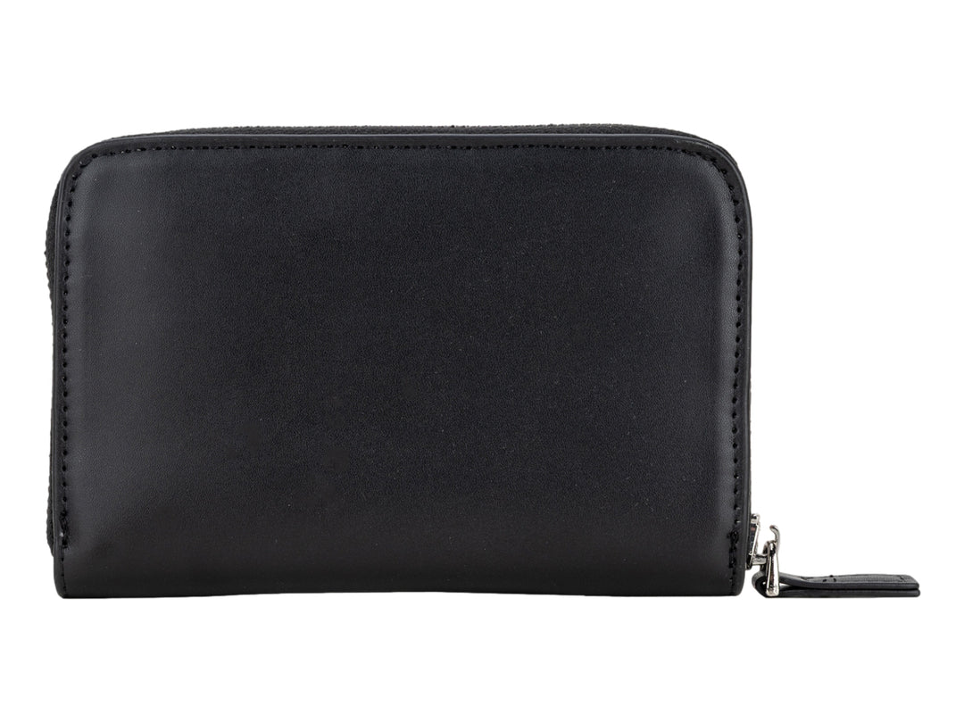 Cartera pequeña de color negro con cierre y logotipo en relieve al frente.