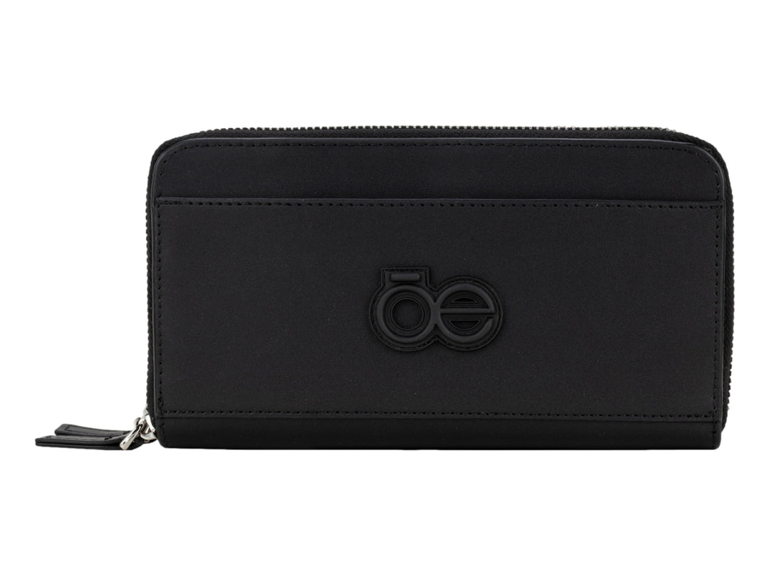 Cartera Cloe de color negro con cierre perimetral y logotipo en relieve al centro.