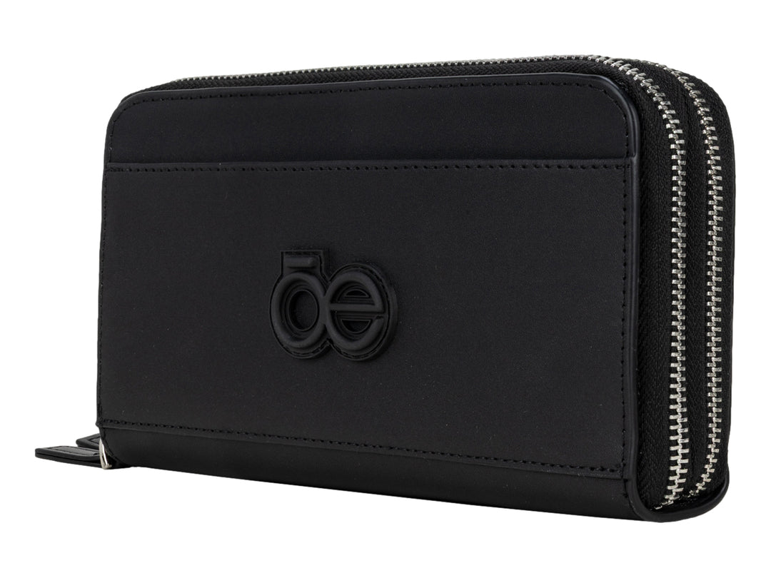Cartera Cloe de color negro con cierre perimetral y logotipo en relieve al centro.