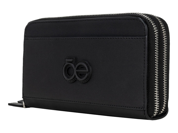 Cartera Cloe de color negro con cierre perimetral y logotipo en relieve al centro.