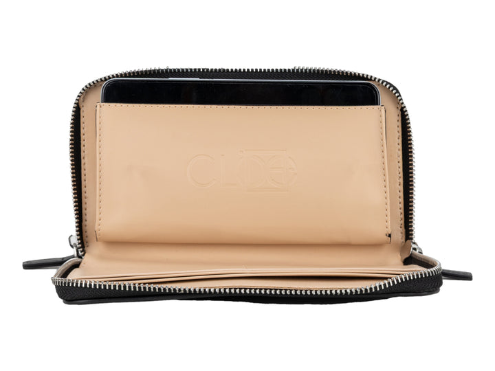 Cartera Cloe de color negro con cierre perimetral y logotipo en relieve al centro.