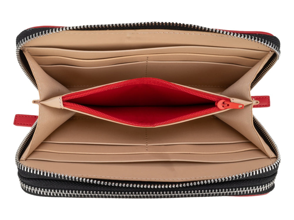 Cartera Cloe de color rojo con cierre negro y logotipo en relieve al centro.