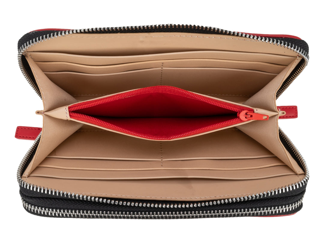 Cartera Cloe de color rojo con cierre negro y logotipo en relieve al centro.