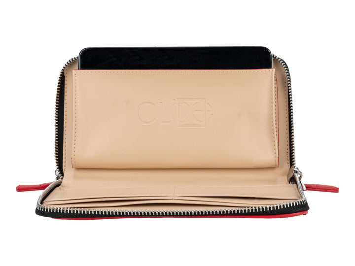 Cartera Cloe de color rojo con cierre negro y logotipo en relieve al centro.