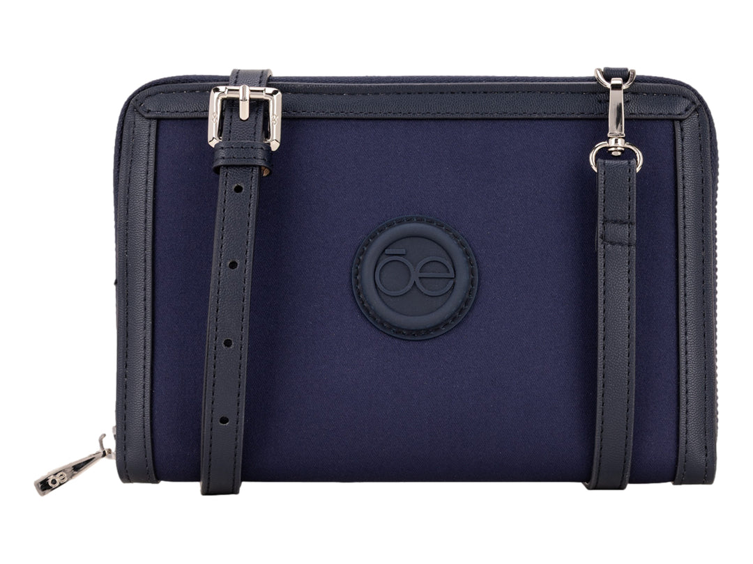 Bolso estilo cartera Cloe en color azul marino con correa ajustable y herrajes plateados.
