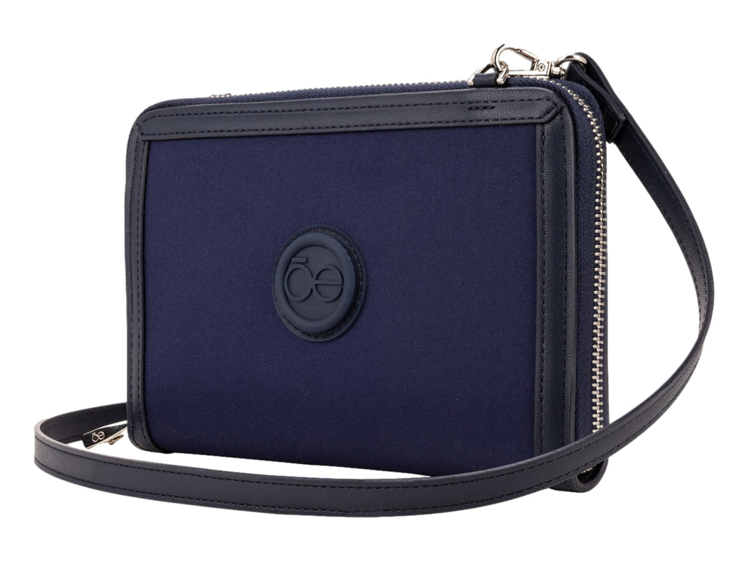 Bolso estilo cartera Cloe en color azul marino con correa ajustable y herrajes plateados.