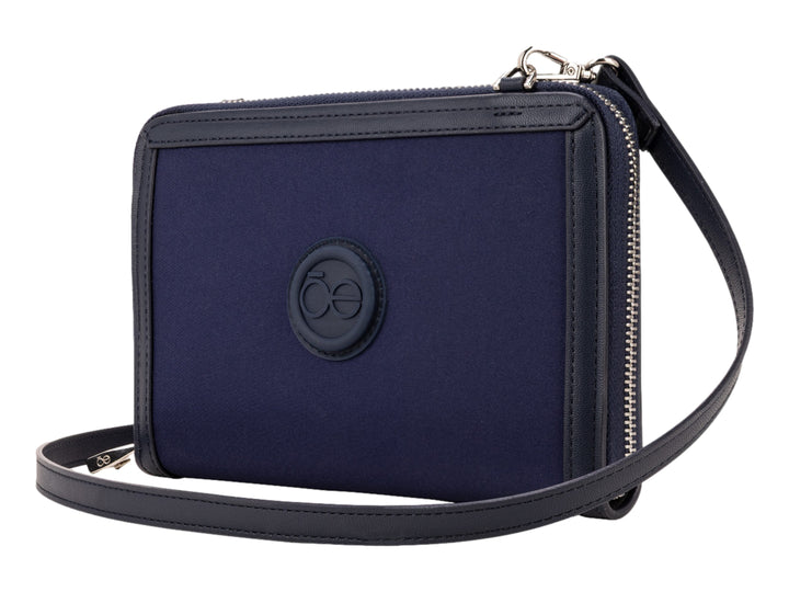 Bolso estilo cartera Cloe en color azul marino con correa ajustable y herrajes plateados.