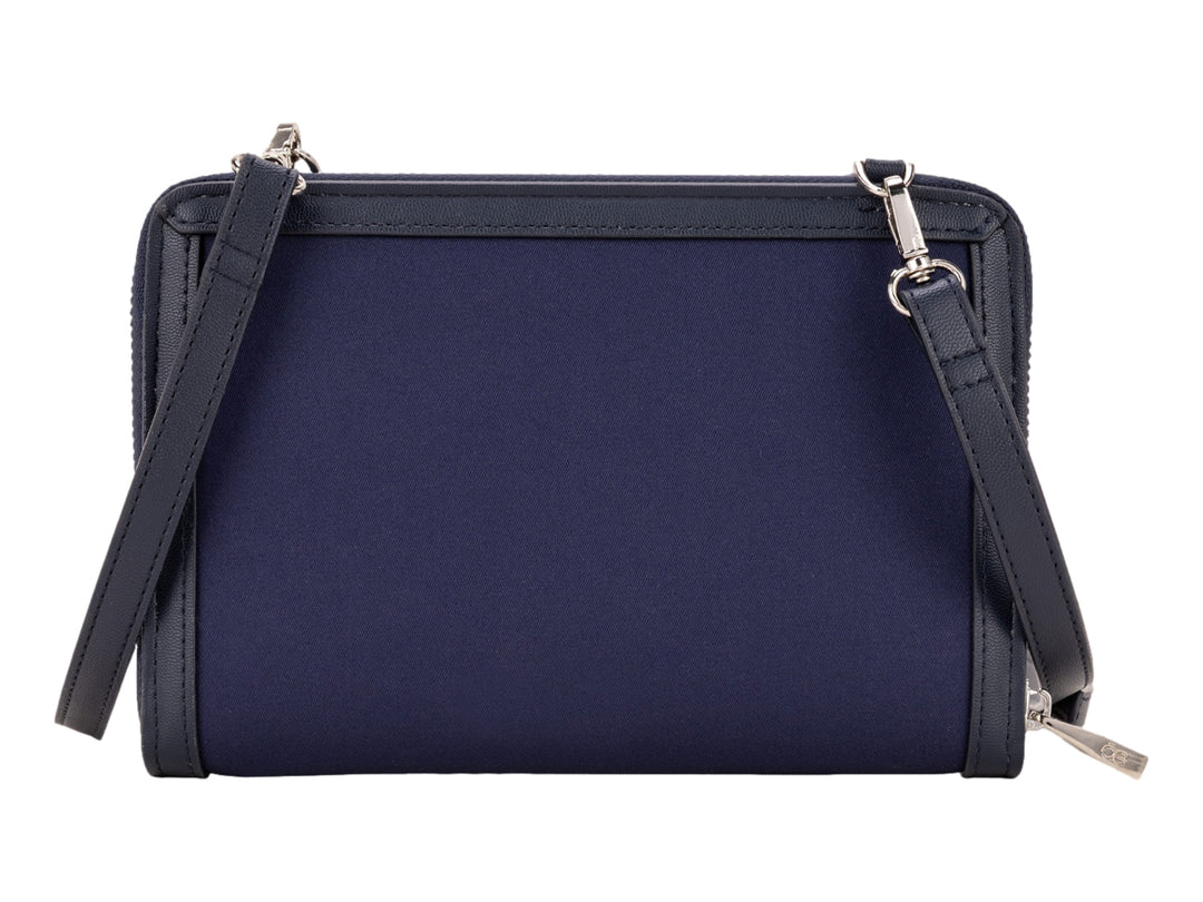 Bolso estilo cartera Cloe en color azul marino con correa ajustable y herrajes plateados.