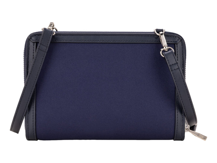 Bolso estilo cartera Cloe en color azul marino con correa ajustable y herrajes plateados.