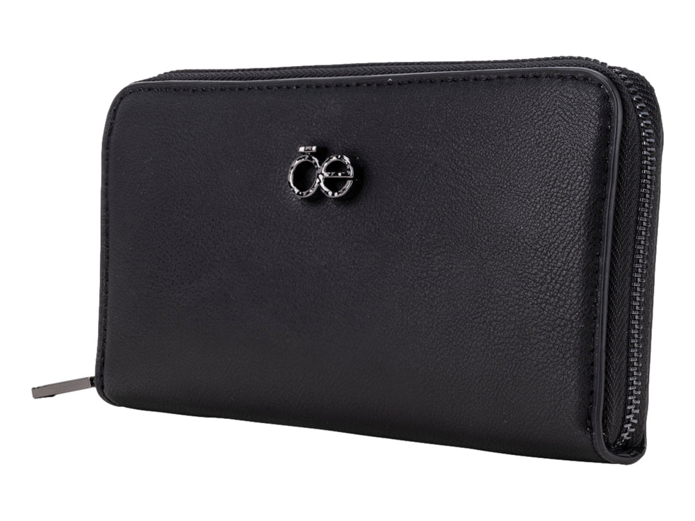 Cartera Cloe de color negro con cierre perimetral y logotipo metálico en el centro.