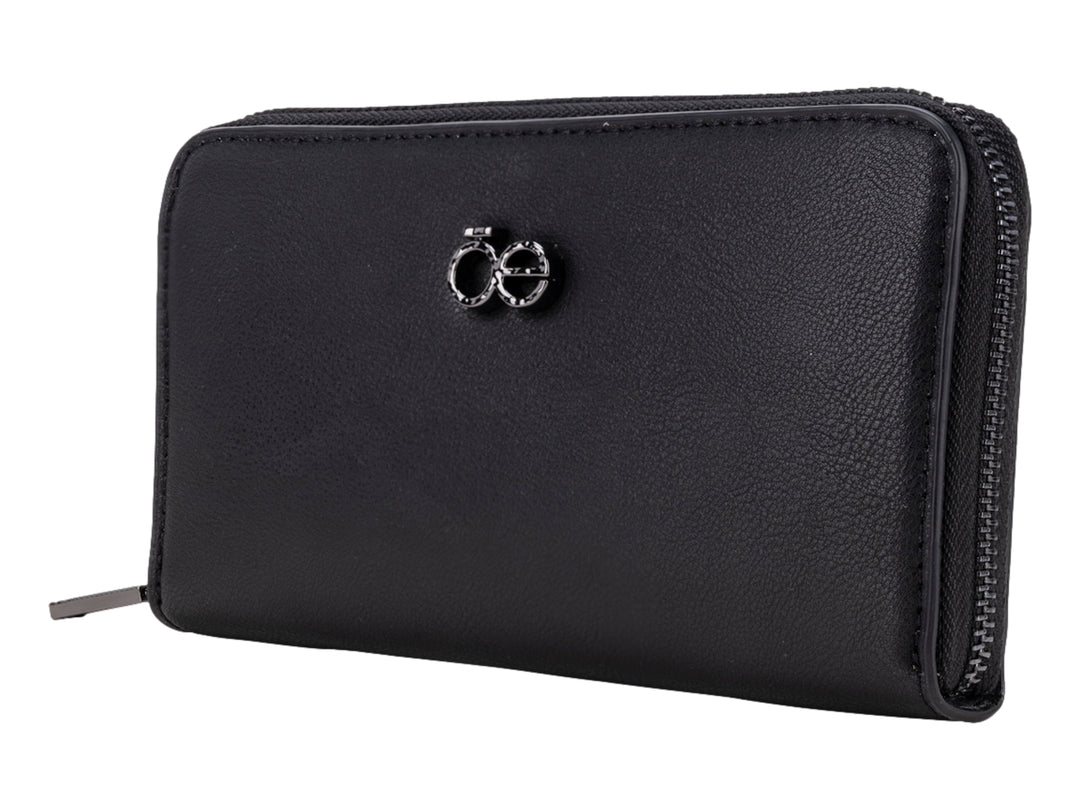 Cartera Cloe de color negro con cierre perimetral y logotipo metálico en el centro.