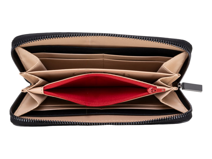 Cartera Cloe de color negro con cierre perimetral y logotipo metálico en el centro.