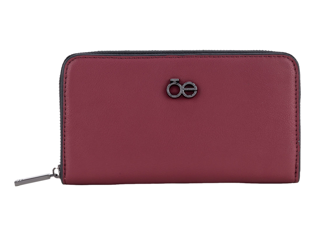 Cartera Cloe color tinto con cierre perimetral y logotipo metálico frontal sobre fondo blanco.