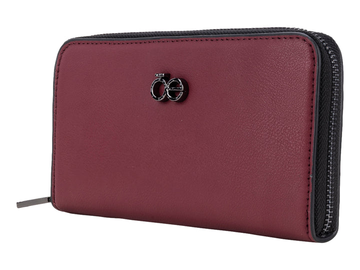 Cartera Cloe color tinto con cierre perimetral y logotipo metálico frontal sobre fondo blanco.