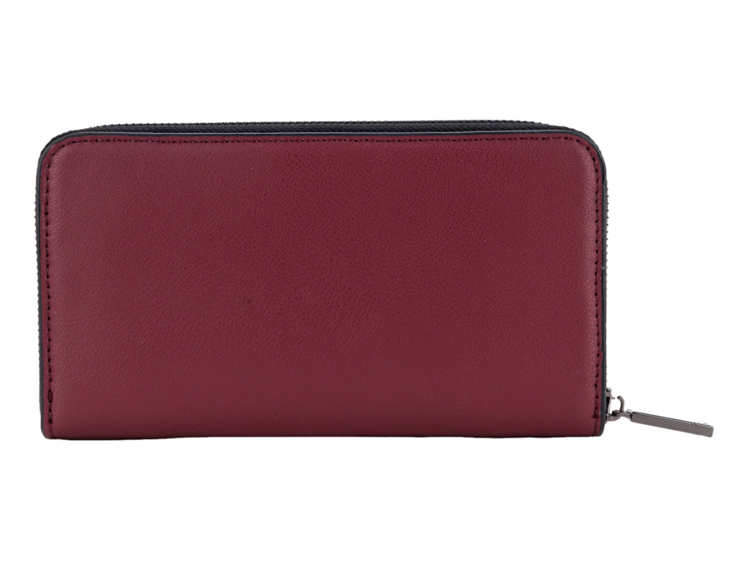 Cartera Cloe color tinto con cierre perimetral y logotipo metálico frontal sobre fondo blanco.