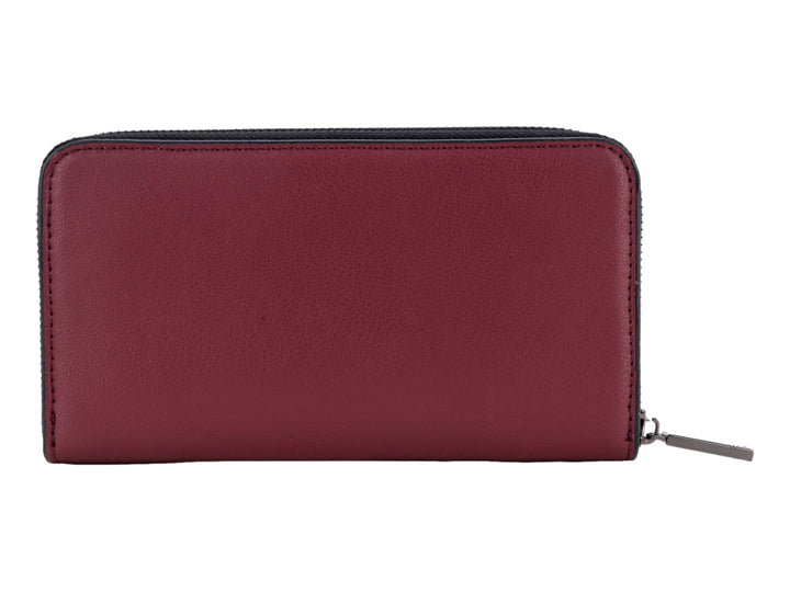 Cartera Cloe color tinto con cierre perimetral y logotipo metálico frontal sobre fondo blanco.
