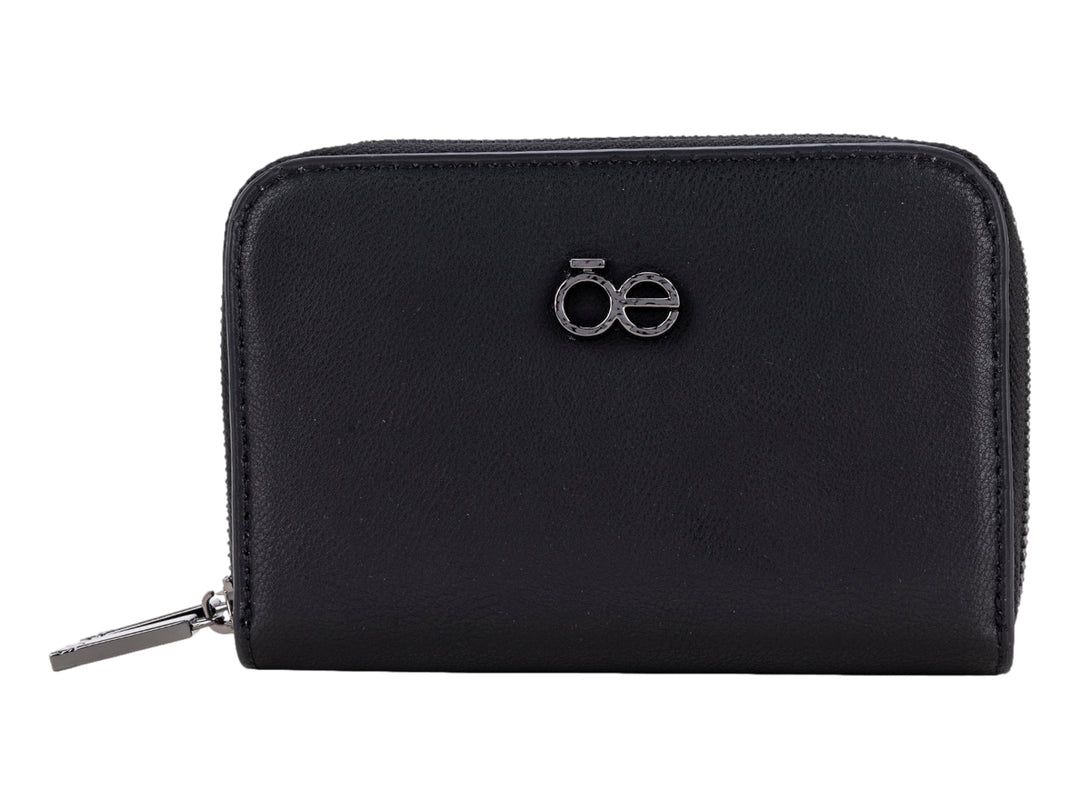Cartera pequeña de color negro con cierre perimetral y logotipo metálico central de la marca Cloe.
