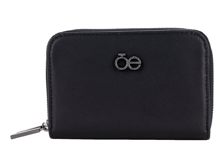 Cartera pequeña de color negro con cierre perimetral y logotipo metálico central de la marca Cloe.