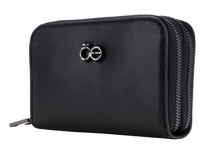 Cartera pequeña de color negro con cierre perimetral y logotipo metálico central de la marca Cloe.