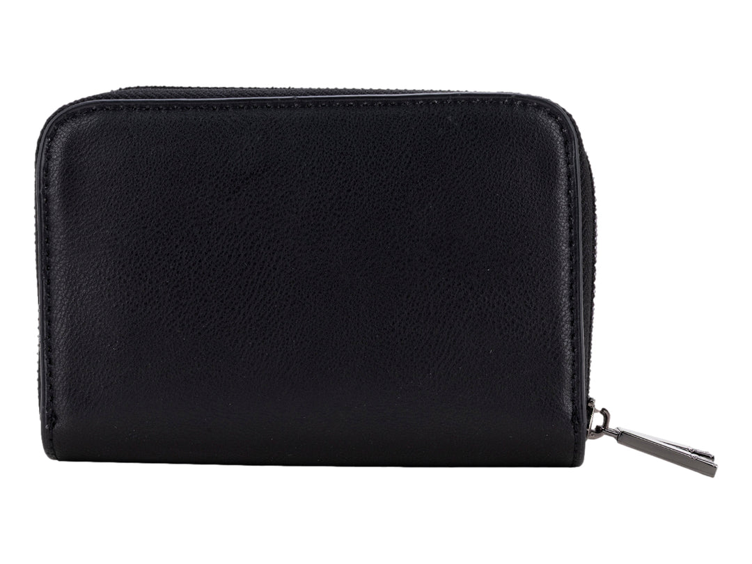 Cartera pequeña de color negro con cierre perimetral y logotipo metálico central de la marca Cloe.