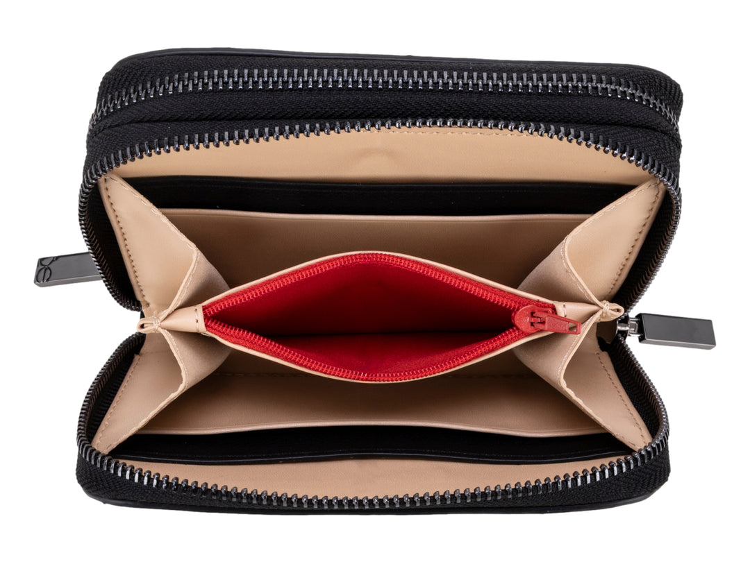 Cartera pequeña de color negro con cierre perimetral y logotipo metálico central de la marca Cloe.