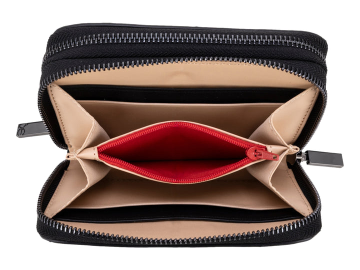 Cartera pequeña de color negro con cierre perimetral y logotipo metálico central de la marca Cloe.