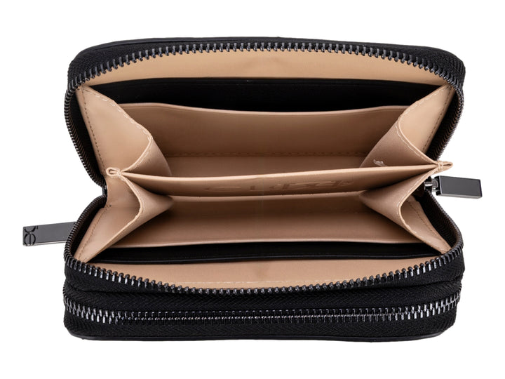 Cartera pequeña de color negro con cierre perimetral y logotipo metálico central de la marca Cloe.