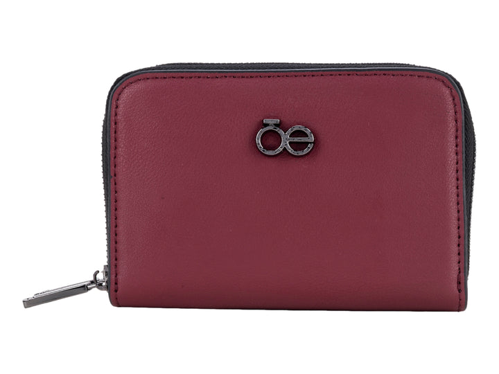 Cartera pequeña de color tinto con cierre perimetral y logotipo metálico central de la marca Cloe.