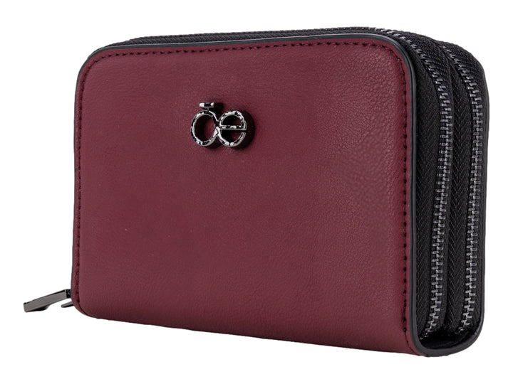 Cartera pequeña de color tinto con cierre perimetral y logotipo metálico central de la marca Cloe.