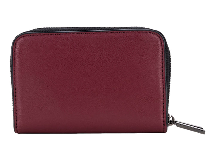 Cartera pequeña de color tinto con cierre perimetral y logotipo metálico central de la marca Cloe.