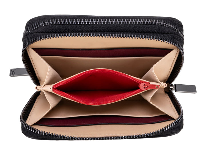 Cartera pequeña de color tinto con cierre perimetral y logotipo metálico central de la marca Cloe.