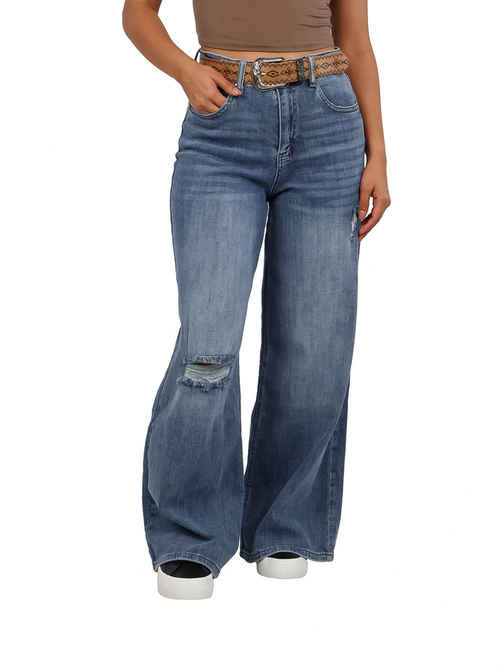Pantalones jeans anchos de color azul con detalle de destrucción en la rodilla.