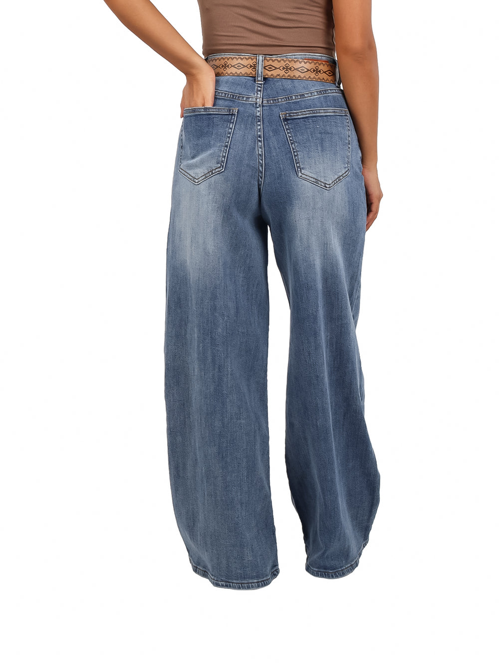 Pantalones jeans anchos de color azul con detalle de destrucción en la rodilla.