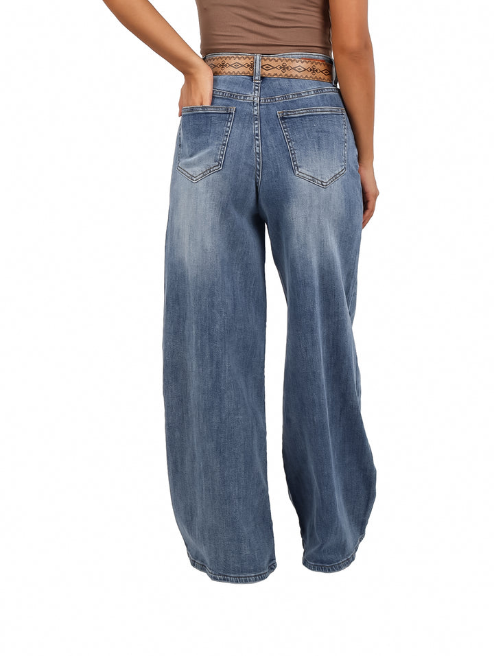 Pantalones jeans anchos de color azul con detalle de destrucción en la rodilla.
