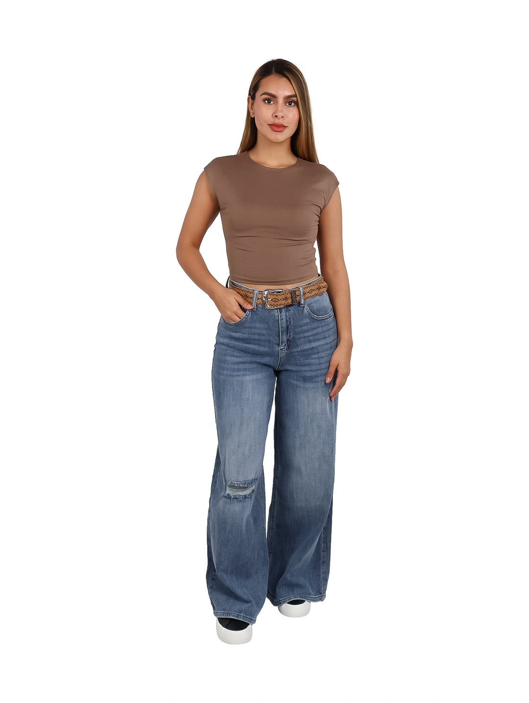 Pantalones jeans anchos de color azul con detalle de destrucción en la rodilla.