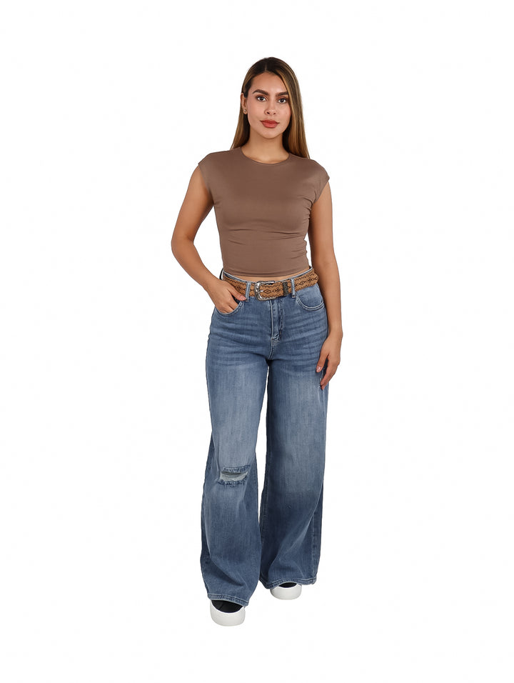 Pantalones jeans anchos de color azul con detalle de destrucción en la rodilla.