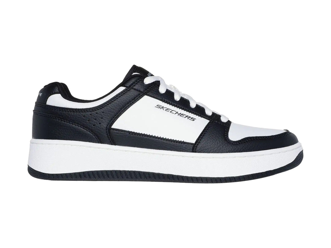 Tenis Skechers Court Classics en colores blanco y negro con suela blanca y agujetas blancas.