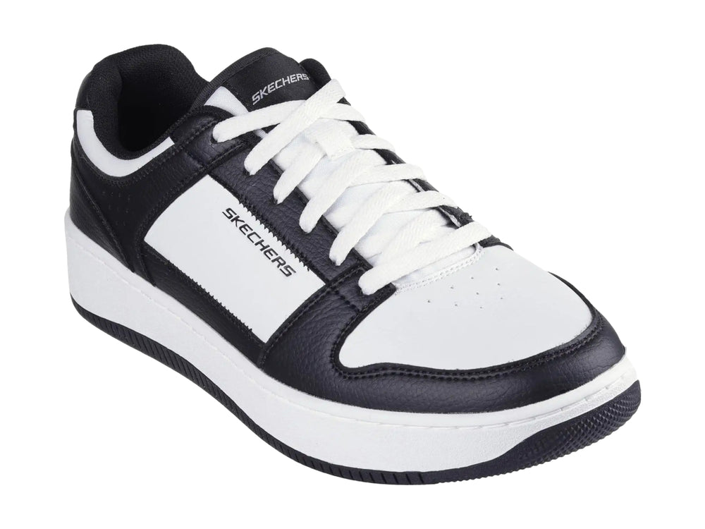 Tenis Skechers Court Classics en colores blanco y negro con suela blanca y agujetas blancas.