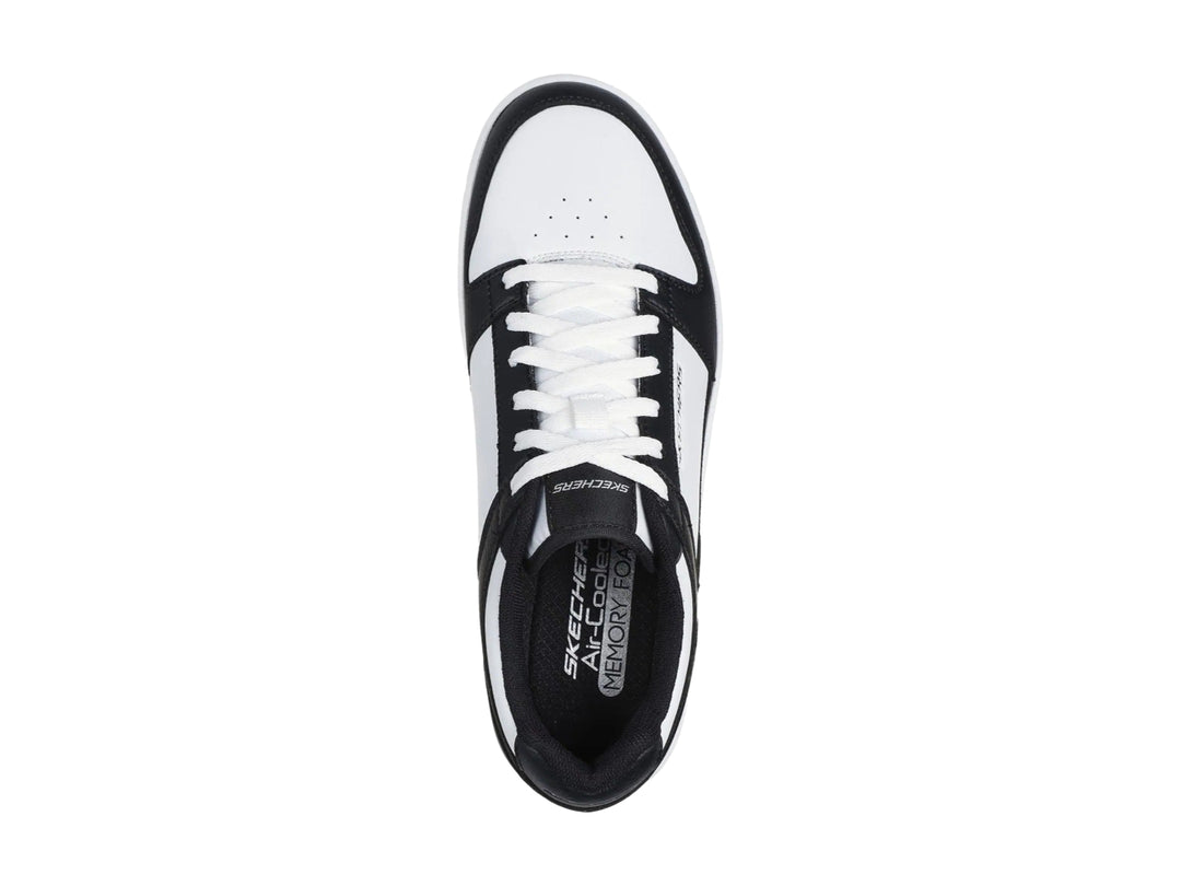 Tenis Skechers Court Classics en colores blanco y negro con suela blanca y agujetas blancas.