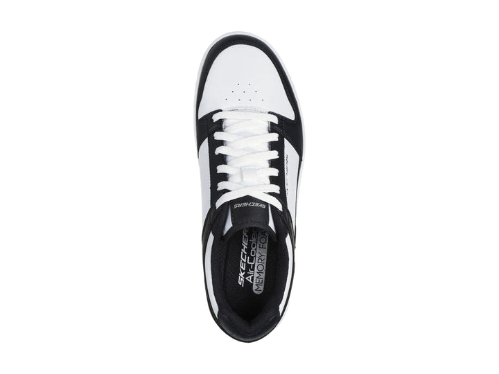 Tenis Skechers Court Classics en colores blanco y negro con suela blanca y agujetas blancas.