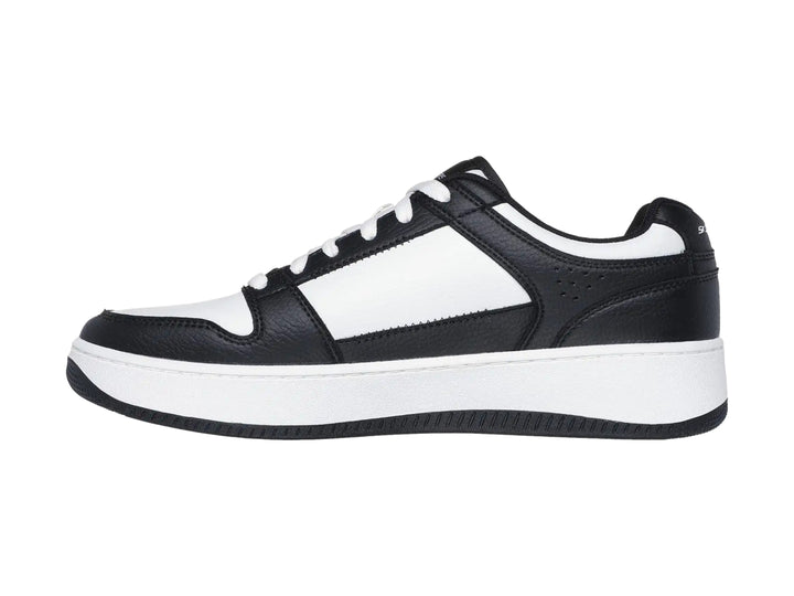 Tenis Skechers Court Classics en colores blanco y negro con suela blanca y agujetas blancas.