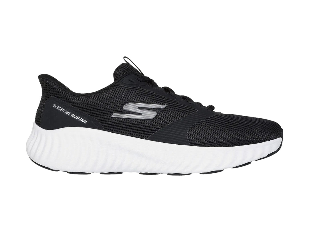 Tenis deportivos Skechers color negro con suela blanca y tejido de malla.