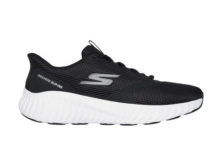 Tenis deportivos Skechers color negro con suela blanca y tejido de malla.