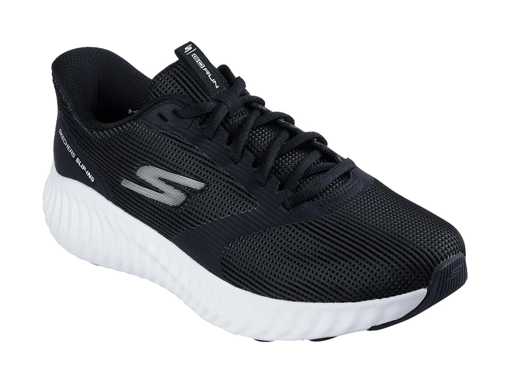 Tenis deportivos Skechers color negro con suela blanca y tejido de malla.