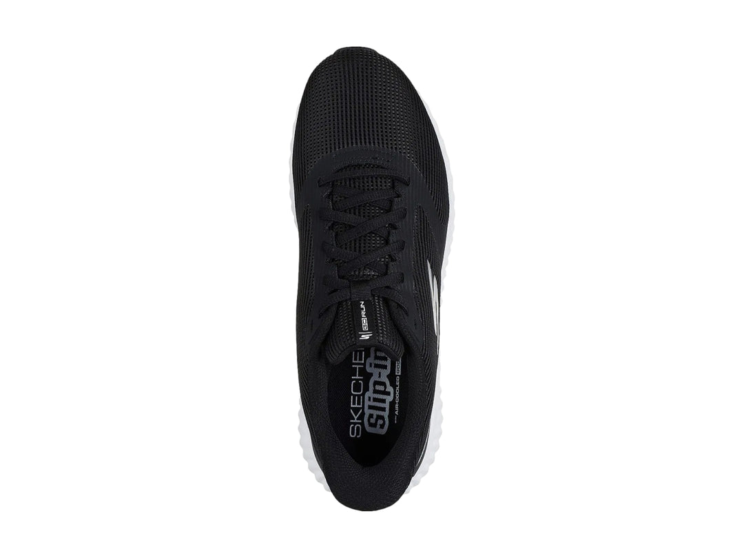 Tenis deportivos Skechers color negro con suela blanca y tejido de malla.
