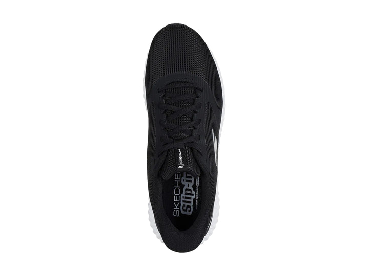 Tenis deportivos Skechers color negro con suela blanca y tejido de malla.