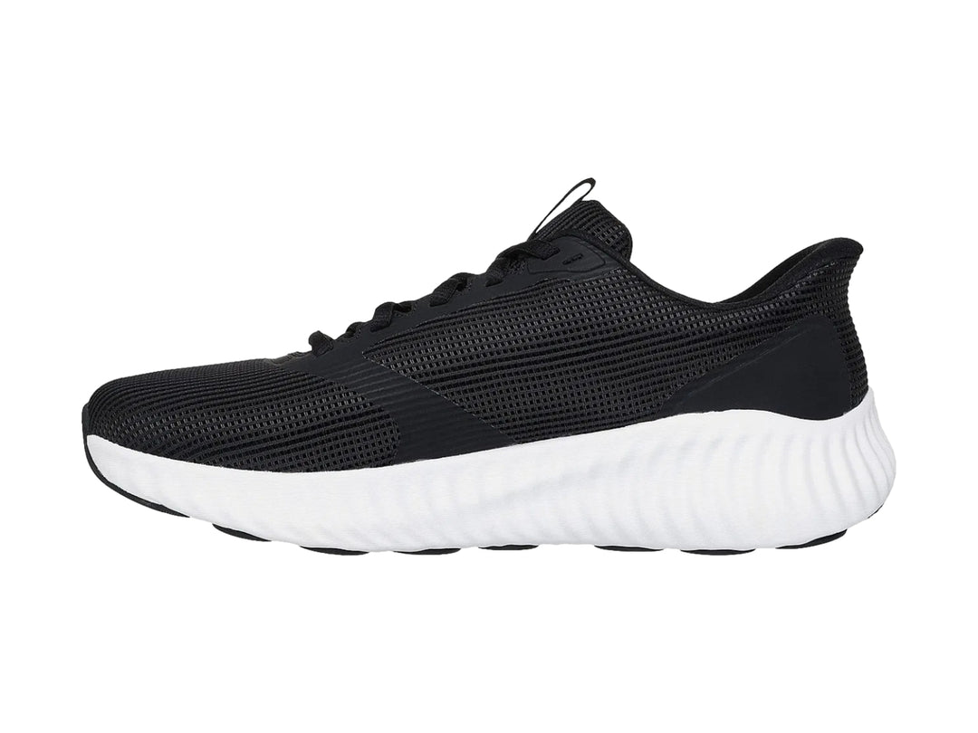 Tenis deportivos Skechers color negro con suela blanca y tejido de malla.