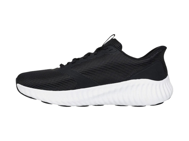 Tenis deportivos Skechers color negro con suela blanca y tejido de malla.