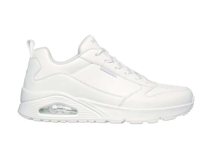 Tenis blancos Skechers de corte bajo con amortiguación de aire visible en el talón.