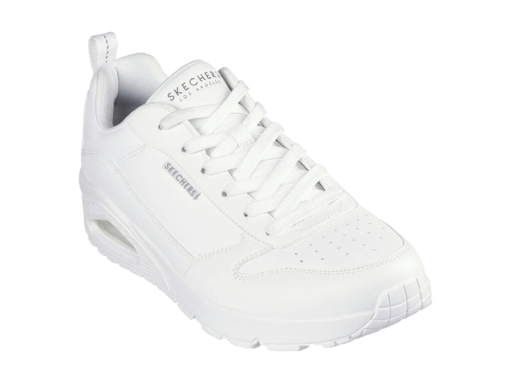 Tenis blancos Skechers de corte bajo con amortiguación de aire visible en el talón.